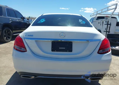 2017 Mercedes-Benz C 300 Luxury/Sport z USA, uszkodzony, nr VIN 55SWF4JB7HU227987